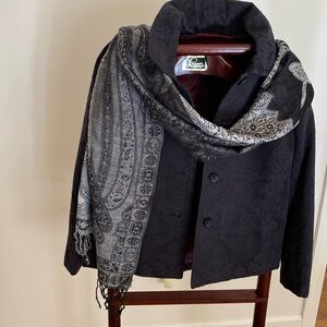 Elegant Scarf in Black and Gray
